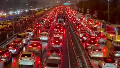 İstanbul’da yağmurla birlikte trafik felç oldu: Yoğunluk yüzde 90’a çıktı