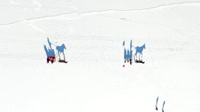 Çıldır Gölü'nün bir kısmı dondu! Buzda atlı kızaklarla safari keyfi