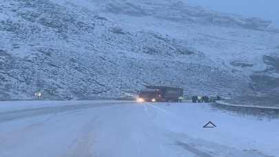 Erzurum–Erzincan yolunda ulaşım kilitlendi: Tırlar durduruldu