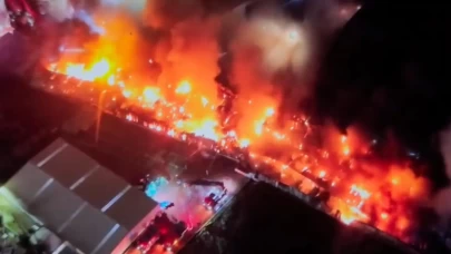 Esenyurt’ta korkutan fabrika yangını: Alevler tesisi sardı, patlamalar yaşandı