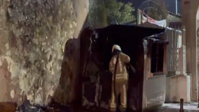 Cami önünde korkutan yangın: Güvenlik kulübesi küle döndü