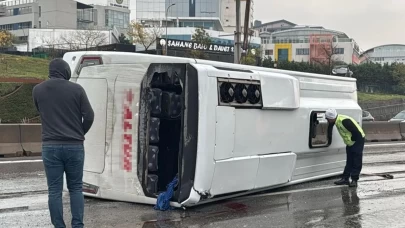İstanbul'da yağış sebebiyle servis minibüsü devrildi
