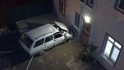 Kontrolden çıkan araç evin duvarına çarptı