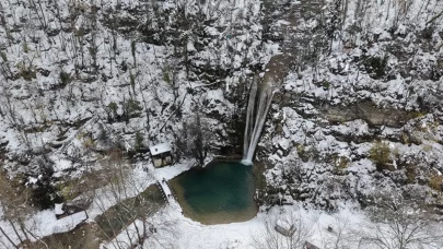 Sinop’ta kartpostallık manzara! Tatlıca Şelaleleri beyaza büründü