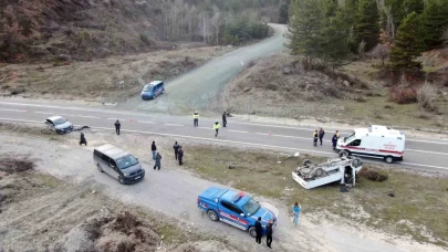 Kamyonet şarampolde ters döndü!
