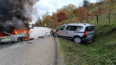 Kastamonu'da feci kaza: Kafa kafaya çarpıştılar!