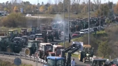 Yunanistan’da çiftçi isyanı büyüyor: Traktörlerle yolları kapattılar