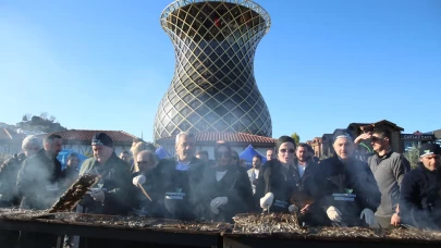 Rize'deki festivalde 2 ton hamsi tüketildi