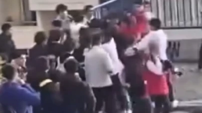 İzmir'de öğrenciler birbirine girdi: Sokak boks ringine döndü