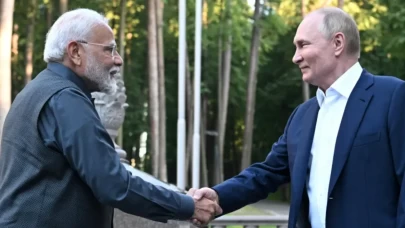 Modi, Putin’i Yeni Delhi’de resmi törenle karşıladı