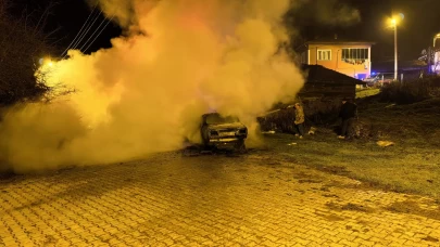 Çorum'da park halindeki otomobil alev alev yandı!