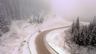 Ilgaz Dağı’nda kar ve sis kartpostallık manzara oluşturdu