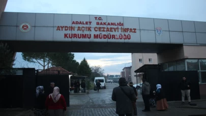Aydın Açık Cezaevi önünde duygusal anlar