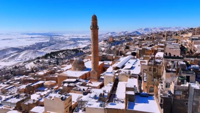 Mardin’de 140 yerleşim yerinin yolu kardan kapandı