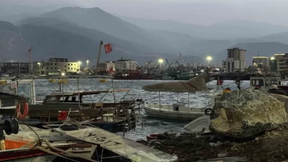 Hatay’da balıkçı barınağı savaş alanına döndü