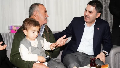 Bakan Kurum depremzede Koyunlu ailesini yeni köy evlerinde ziyaret etti