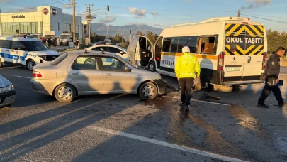 Balıkesir’de öğrenci servisi ile otomobil çarpıştı: 7 yaralı