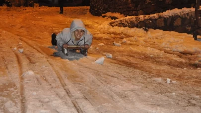 Hakkari'de çocuklar kızak ve bidonlarla kayarak eğlendi