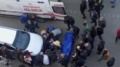 Yol ortasında eşini bıçaklayarak öldürdü