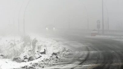 Yolda kalanlar paniğe kapıldı! Kar fırtınası sürücülere zor anlar yaşattı