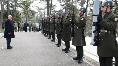 Bakan Güler, Mehmetçik'in yeni yılını kutladı