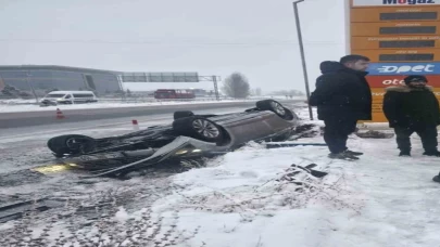Nevşehir’de buzlanma kazaya neden oldu! Otomobil takla attı