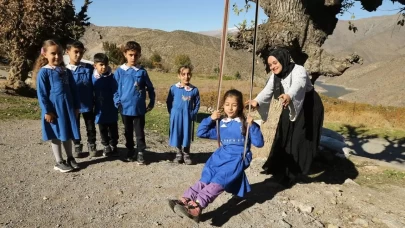 Zorluklara meydan okuyan Çukurköy öğretmenleri: Dağların ardından gelecek aydınlatıyor!