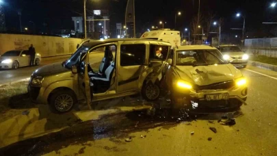 Otomobiller pert oldu, sürücüler şans eseri ayakta çıktı