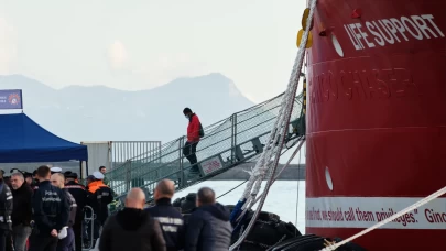 Life Support gemisi 113 göçmenle Napoli Limanı’na ulaştı