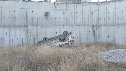 Çorum’da korkunç kaza: Araç duvardan spor sahasına uçtu