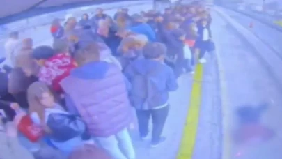 Cevizlibağ'da durakta bayılan 14 yaşındaki çocuğa metrobüs çarptı!