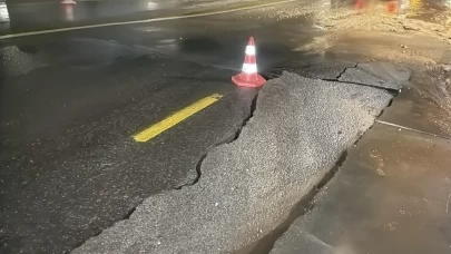 Bodrum’da ana su isale hattı patladı, asfalt çöktü!