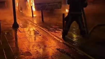 Seyir halindeyken yanan işçi servisi küle döndü