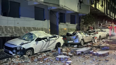 Zeytinburnu’nda boşaltılan binada tehlike: Çatıdan kopan parçalar araçların üzerine düştü