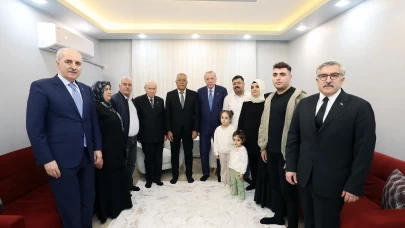 Cumhurbaşkanı Erdoğan, yeni evine taşınan depremzede aileyi ziyaret etti