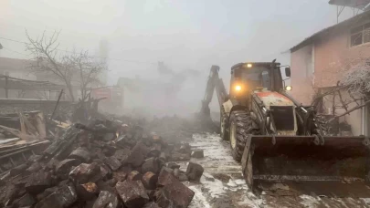 Kütahya'da sabaha karşı çıkan yangın iki katlı evi yok etti
