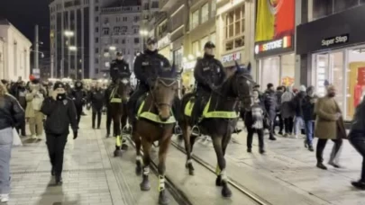 Atlı polisler İstiklal Caddesi'nde devriyede
