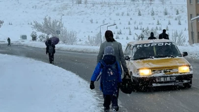 Van’da yoğun kar yağışı: Uçak seferleri rötar yaptı