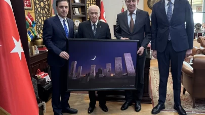 MHP Lideri Bahçeli’ye “Selçuklu Mezar Taşları ve Hilal” hediyesi