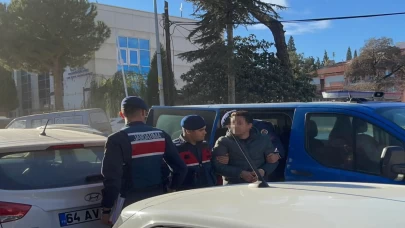 Eşme’de yolun karşısına geçen 3 kişi otomobilin altında kaldı!