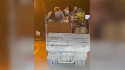 Üsküdar’da kamyonet kasasında tehlikeli yolculuk!
