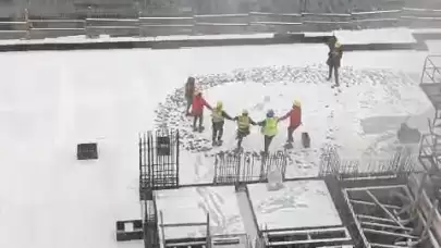 İnşaat işçileri kar altında horon tepti