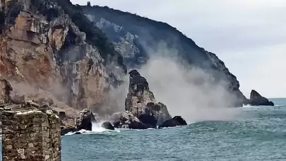 Amasra'da heyelan tehlikesi: Dev kaya parçaları sahile düştü!