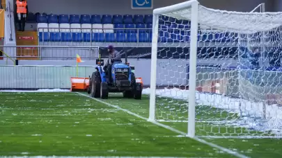 Beşiktaş'ın maçı öncesi zemin temizlendi