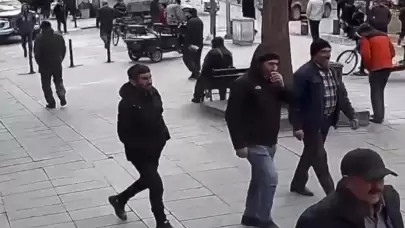 Çarşı meydanında husumetlisine silah sıktı! O anlar kameraya yansıdı