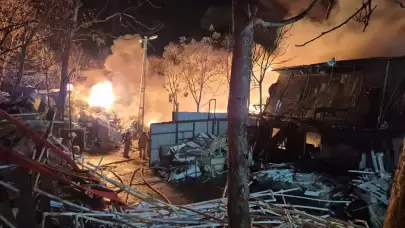 Avcılar'da geri dönüşüm tesisinde yangın! Çok sayıda ekip sevk edildi