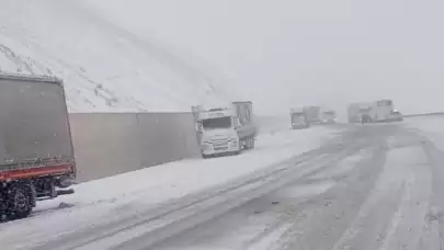 Erzincan'da kar yağışı, kara yollarında ulaşımı aksattı