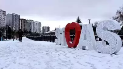 Tokat-Sivas karayolunda kar yağışı sürüyor