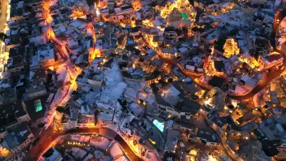 Kapadokya'da kar altında parlayan peribacaları büyüledi