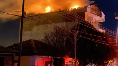 Denizli'de 4 katlı bina korkutan yangın